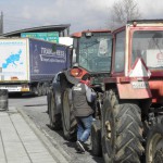 Гръцките фермери изтеглят тракторите от повечето блокади